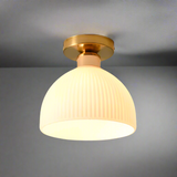 Moderne taklampe i melkehvitt glass