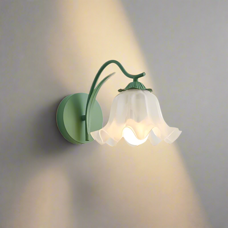 Fransk retro-vegglampe med blomster i hagen